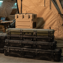 Gestapelde SKB militaire beschermkoffers in operationele militaire omgeving