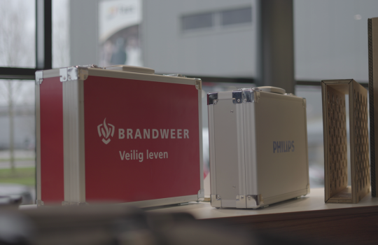 MIO presentatiekoffers met Brandweer en Philips branding opgesteld in binnenruimte