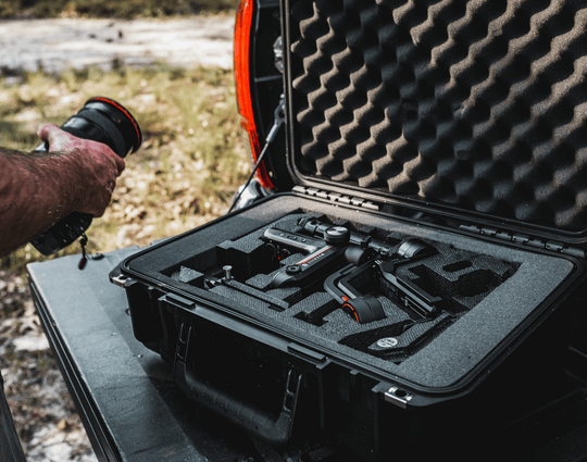 SKB harde koffer met plukschuim interieur, geopend en ingericht voor camera- en videoapparatuur, met uitgesneden foamvakken voor accessoires.