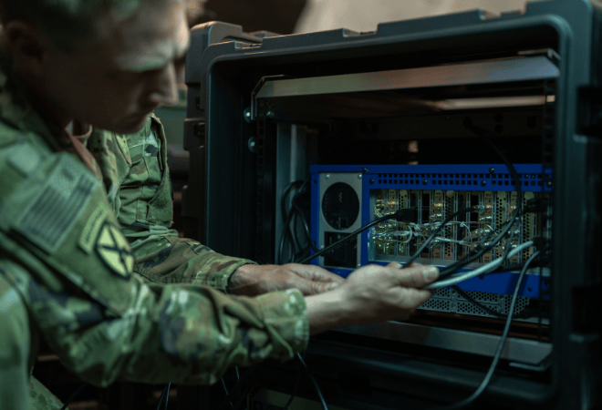SKB shock rack met 19 inch elektronica tijdens installatie door militair technicus