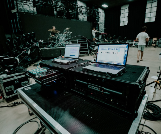 SKB Studio Flyer Racks ingezet voor audiovisuele apparatuur bij live entertainmentproductie