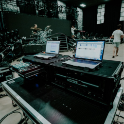 SKB Studio Flyer racks met laptops en AV-apparatuur in studio-omgeving